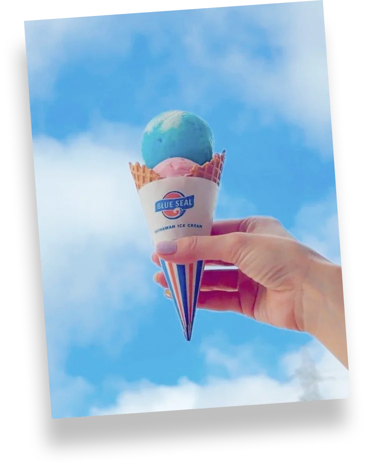 青空に掲げたBLUE SEALのアイスクリームコーン