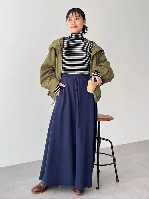 ふんわりシルエットとツヤ素材でブラックでも軽やかな着こなしに | 17度 服装