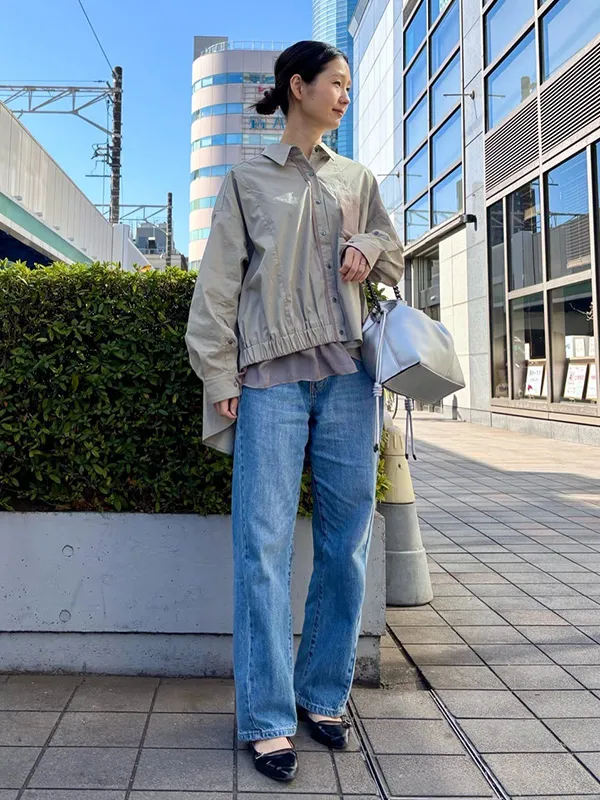 春カラーと今季らしさが光るニットポロ×ベストのレイヤード | 17度 服装