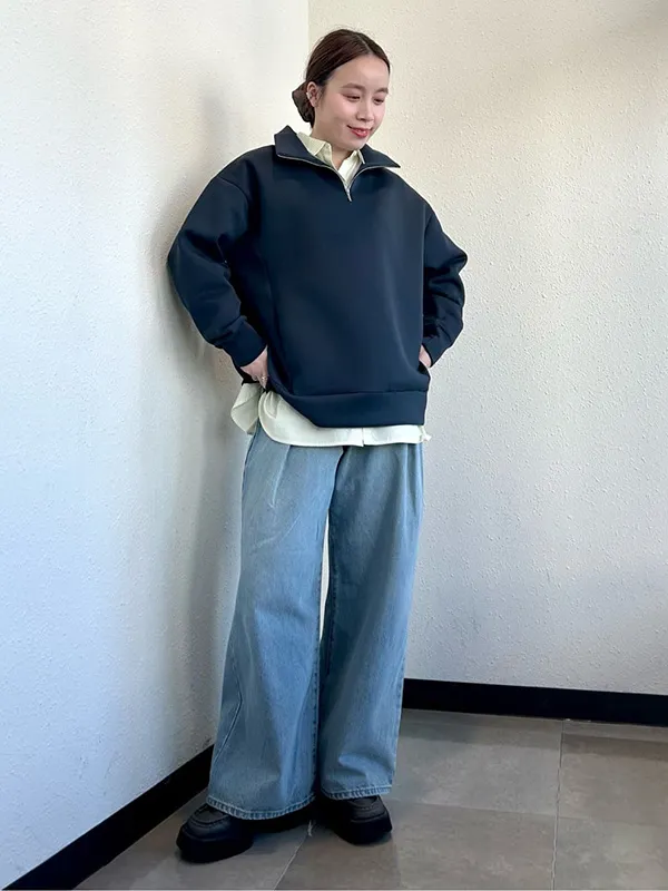デニムとのワンツーコーデでも存在感を発揮するペプラムカーデ | 17度 服装