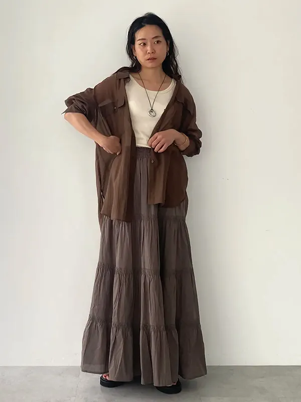 冷房による冷えもおしゃれに乗り切るシアーシャツと華やぎスカートのブラウンコーデ | 気温32度 服装