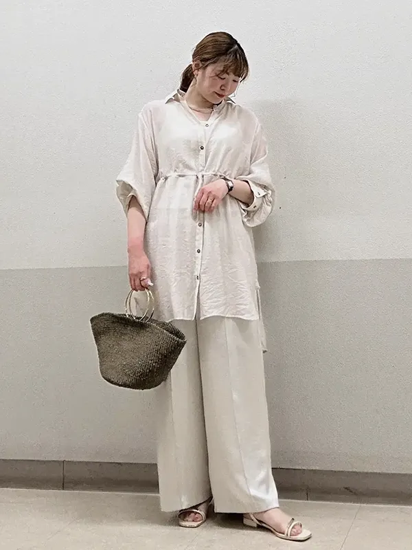 同系色＋スクエアネックタンクトップでナチュラルきれいなシアーシャツコーデに | 春 夏 シアーシャツ コーデ