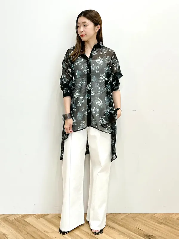 モノトーンコーデでも華やかな装いになるシックな花柄シアーシャツ | 春 夏 シアーシャツ コーデ