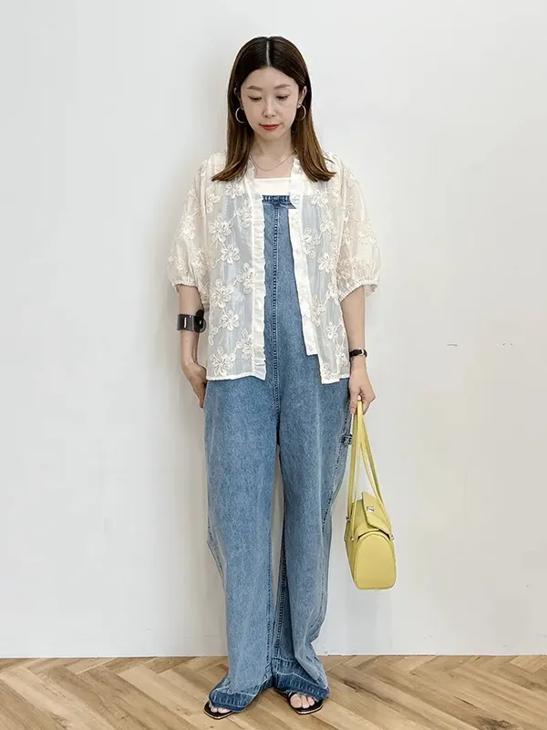 フラワー刺繍のシアーシャツでデニムサロペットをお出かけ仕様にアップデート | 春 夏 シアーシャツ コーデ