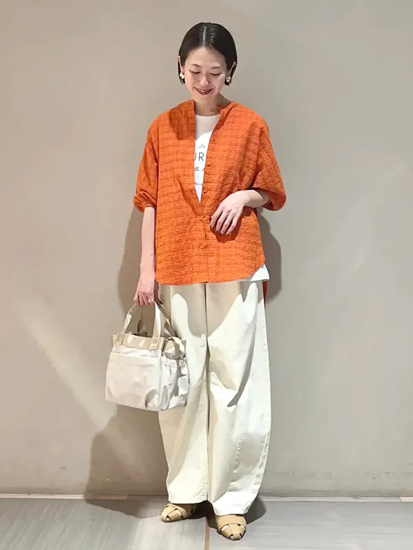 夏ムード満点のオレンジカラー＆涼しげチェックシアーシャツの大人カジュアル | 春 夏 シアーシャツ コーデ