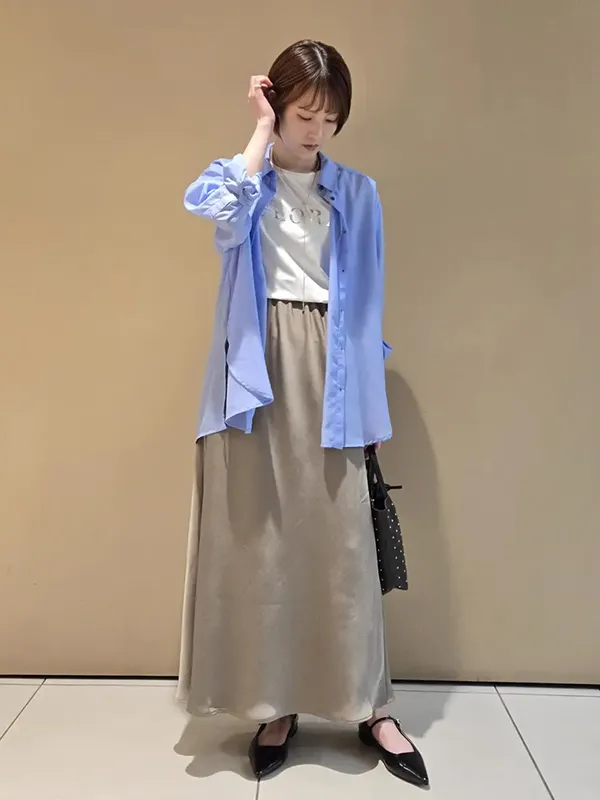 きれいめシアーシャツとスカートに今っぽいハズしを効かせる快適機能性ロゴT | 春 夏 シアーシャツ コーデ