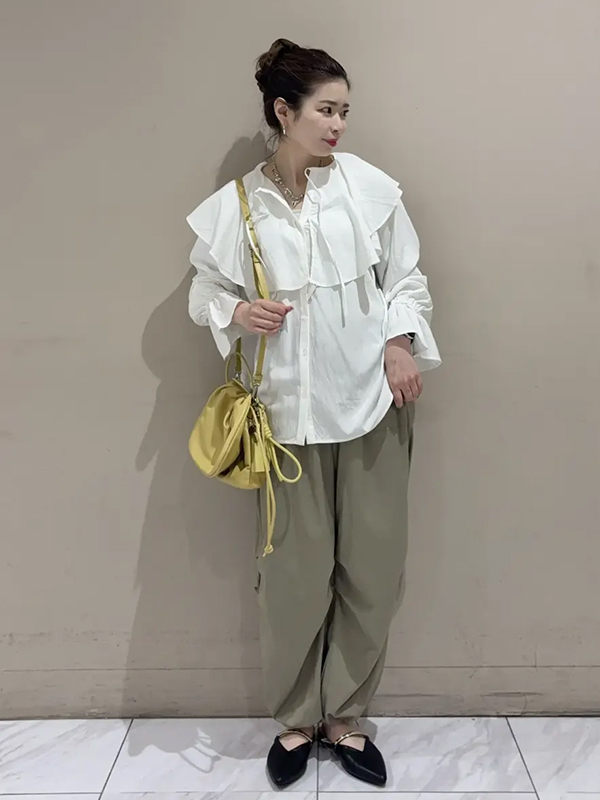 甘めブラウスを大人に落とし込むくすみグリーンパンツのレイジーラグジュアリー | レディースコーデ 服装