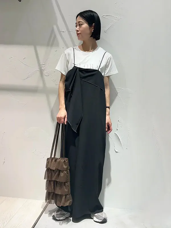 ブラウス代わりに使えてオールインワンにこなれ感を添えるホワイトTシャツ | Tシャツ コーデ