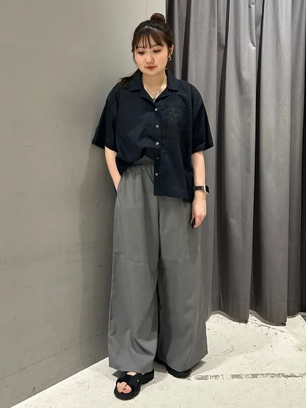 ウエストラインを見せるワイドパンツの着こなしでグンとスタイルアップ | ワイドパンツコーデ完全ガイド｜失敗しない着こなし術【2025年最新】