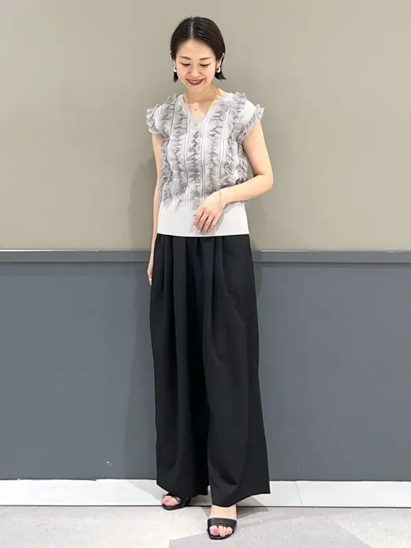抜け感ニットとシックなワイドパンツでシャープさと華やかさを同時に得る | ワイドパンツコーデ完全ガイド｜失敗しない着こなし術【2025年最新】
